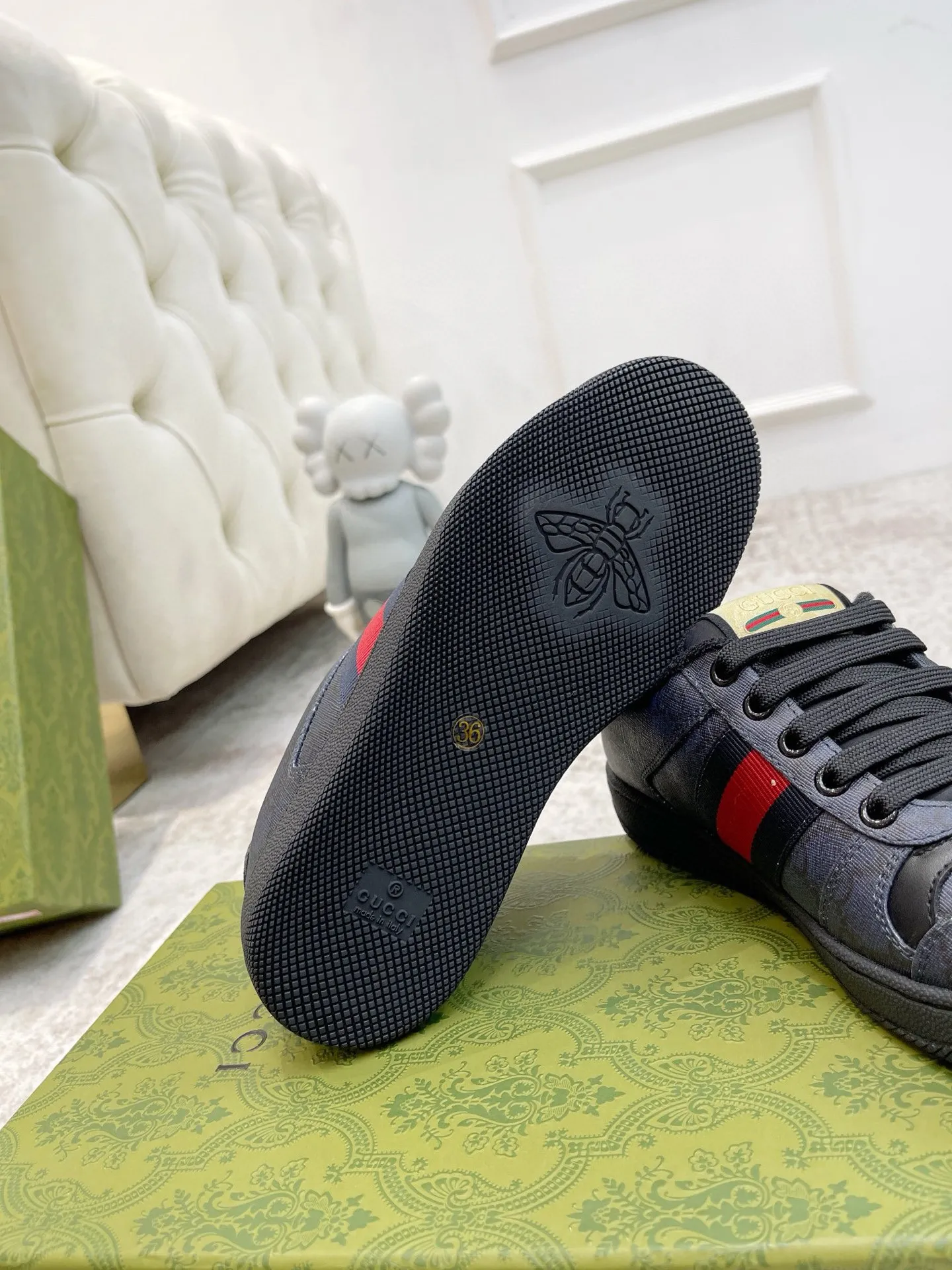 Ex-factory price: 540💰 GUCCI Gucci's newly upgraded back cover lining, top-notch old dirty shoes, classic casual sports shoes for couples, retro sneakers and old G family dirty shoes, updated at the counter simultaneously! ①The shoe upper has the same water-based edge coating process as the original version⚠️The ordinary oil edges on the market have a strong glue feel and are easy to fall off! Grade A first-layer nubuck leather (with pores)/matching computer embroidered double G cloth, high-density terry velvet lining. ② A PVC transparent small round mark sealing line is added to the details of the midsole. The mold is opened six times and the jewelry craftsmanship is used to customize the two-color double G buckle, striving to be the same as the original version. A pair of buttons is more than three times more expensive than ordinary buckles on the market. ③An old two-color washable label, the chip is placed on the outer waist of the right foot, the entire shoe is completely hollowed out with rubber technology, TUP material (rubber to distinguish the market) with the latest green packaging from the counter, 3D printed handbag, and a pair of shoelaces. There is no pressure when entering and exiting the counter. You can buy a 1:1 accurate replica of the original version and modify and upgrade it repeatedly. The details are perfectly restored, the materials are all customized, and they are truly top-notch. Please look at the details clearly to identify the quality. Upper: First-layer frosted cowhide/embroidered double G cloth. Lining: original high-density velvet lining. Foot pads: original pearlescent sheepskin. Outsole: private molded vacuum TPU material. Packaging: original top-grade full set packaging at the counter. Shoe size: women's size 35-40, men's size 39-44 (men's size 38, 45🉑️customized, non-returnable)